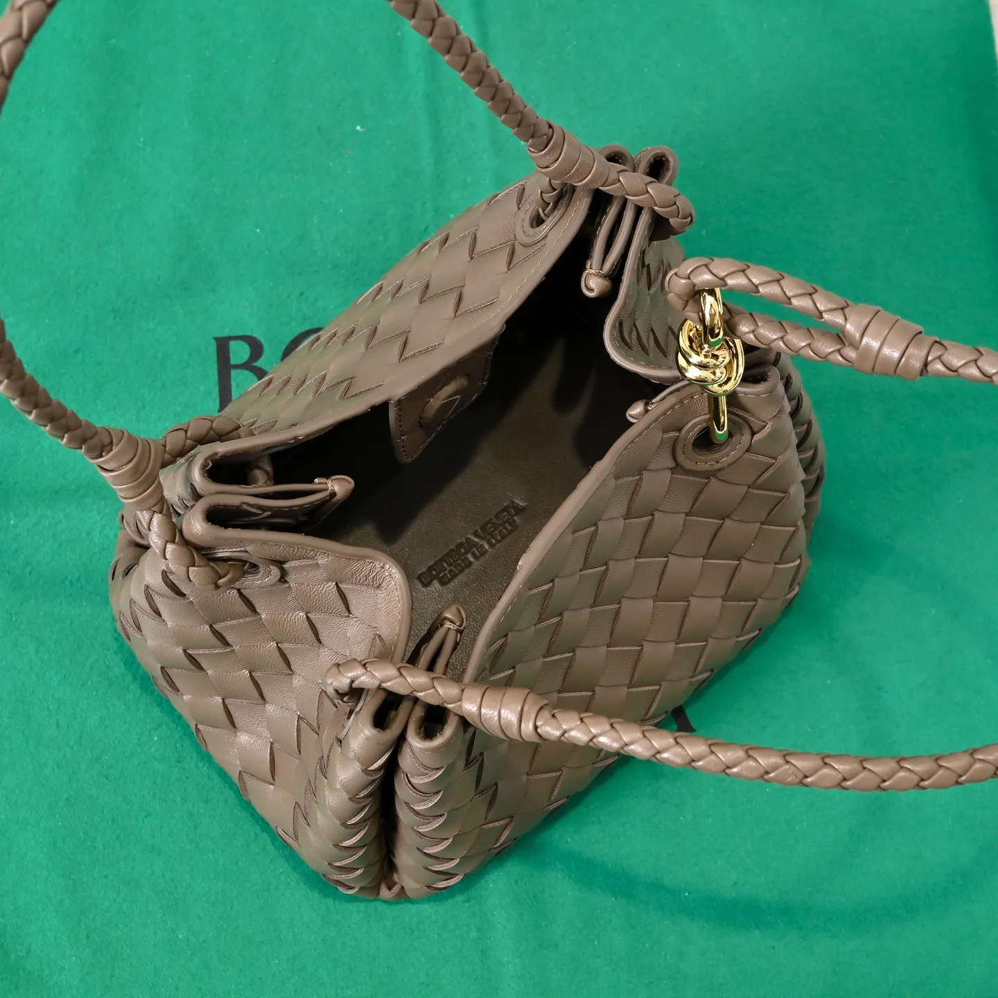 Batch 1760 BV home is new! Andiamo combines Bottega Veneta archives parachute handbags to inherit retro elements and integrate modern trends. The same style as Shu Qi's Beijing Night. It is a continuation of the classic bag. It has three functions: hand carry, shoulder and cross-body. It is embellished with metal brass knot buckles. The capacity of the small one is amazing. It can easily hold sunglasses in a box/small bottle of water/powder powder/charger and other daily necessities when going out. The upper body is versatile. Style number: 6569 Size: 21*17*16.5cm